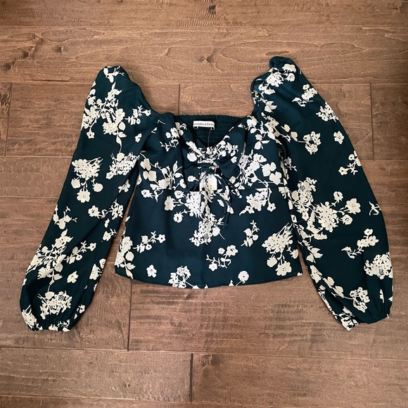Abercrombie & Fitch Long-Sleeve Cinched Front Cutout Top in green white floral - Picture 4 of 4